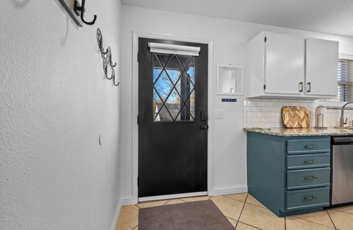 Bentonville House | Mural House Lodge: North Bville On The Trails, EV Charger & 2 Private Hot Tubs