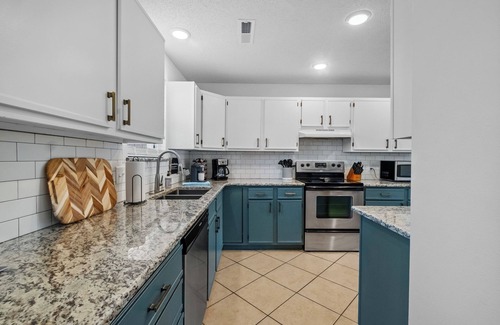 Bentonville House | Mural House Lodge: North Bville On The Trails, EV Charger & 2 Private Hot Tubs