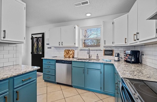 Bentonville House | Mural House Lodge: North Bville On The Trails, EV Charger & 2 Private Hot Tubs