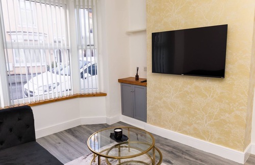 Redcar House | Muriel Retreat - Free Parking, Fast Wifi, SmartTV with Netflix by Yoko Property