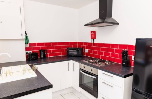 Redcar House | Muriel Retreat - Free Parking, Fast Wifi, SmartTV with Netflix by Yoko Property