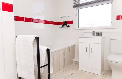 Redcar House | Muriel Retreat - Free Parking, Fast Wifi, SmartTV with Netflix by Yoko Property