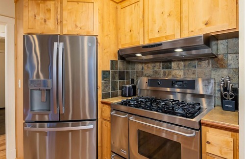 Forest Meadows Cabin | Murph Lodge- 4BR w/AC, Hot Tub, Billiards, Ping Pong and More!