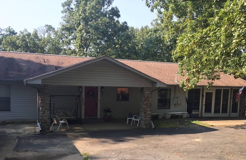 Higden House | Murphy's Landing is a Family Ready 4 bdrm/3.5 brm Quiet Lakefront Wooded Retreat
