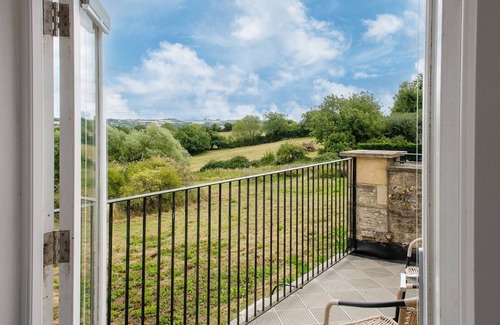Clapton on the Hill Cottage | Murray's Cottage - sleeps 5 guests in 3 bedrooms
