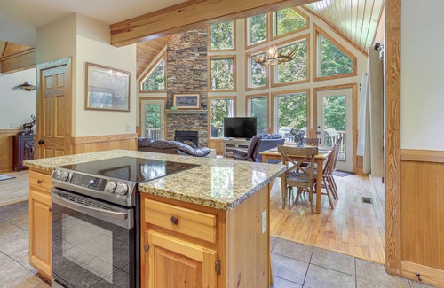 Murrayville Cabin | Murrayville Lakefront Cabin w/Boat Slip & Grill!