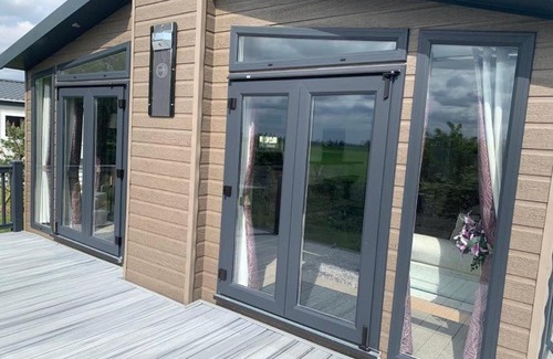 Dogdyke House | Muscovy Lodge with Hot Tub at Tattershall Lakes Country Park