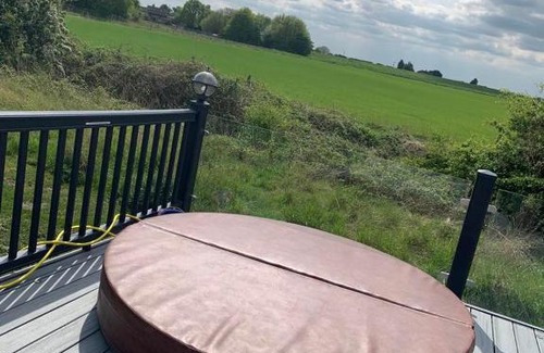 Dogdyke House | Muscovy Lodge with Hot Tub at Tattershall Lakes Country Park