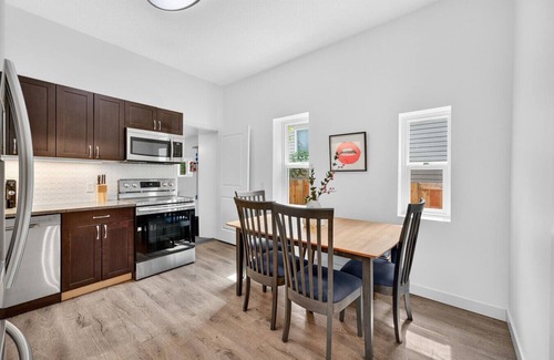 North Central Edmonton Apartment | Muse House | Walk to Stadium | 5 min Rogers and DT