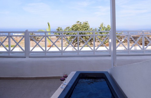 Oia Apartment | Muses Cycladic Suites - Compact Two-Bedroom Apartment with Outdoor Hot Tub