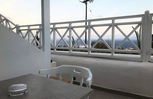 Oia Apartment | Muses Cycladic Suites - Compact Two-Bedroom Apartment with Outdoor Hot Tub