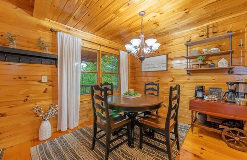 Ellijay Cabin | *Muses Lodge*$Views|Ellijay|Relax|Fire Pit|Hot Tub