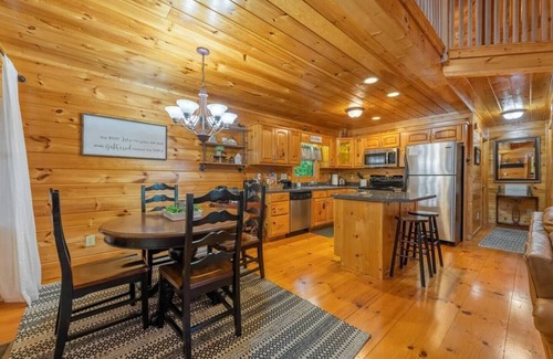 Ellijay Cabin | *Muses Lodge*$Views|Ellijay|Relax|Fire Pit|Hot Tub