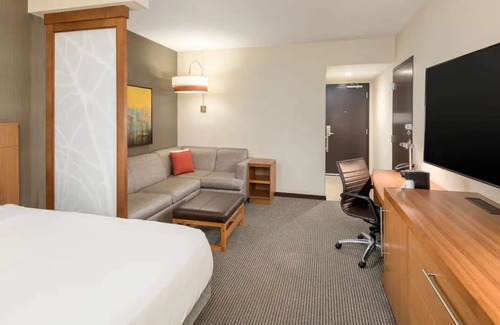 Greenville Downtown Hotel | Museum and Library of Confederate History Tour! On-Site Pool, Pet-friendly!