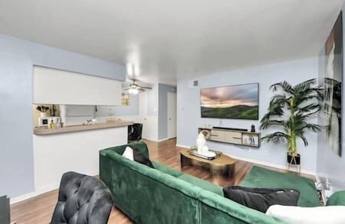 Greenway Plaza-Upper Kirby Apartment | Museum District 1BR | 2nd Floor Walk 2 Parks & Art