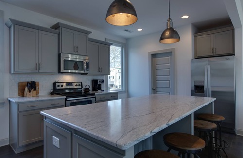 Talbot's Corner House | Music Centric Home, 5 minutes to Broadway.