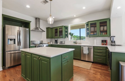 Oak Shores On Lake Austin House | Music Festival - Hiking - Scenic - Pools - Lake - Sleeps 16