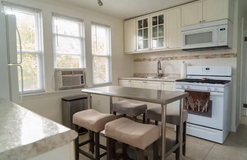 Berwyn House | Music Hot Spot N Berwyn/Oak Park 2nd flr Wifi, Smart TVs, BBQ Patio & Greenhouse