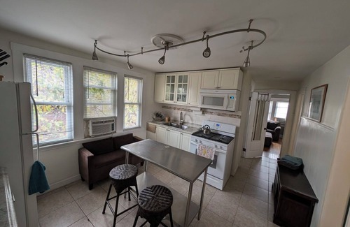 Berwyn House | Music Hot Spot N Berwyn/Oak Park 2nd flr Wifi, Smart TVs, BBQ Patio & Greenhouse