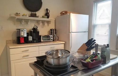 Berwyn House | Music Hot Spot N Berwyn/Oak Park 2nd flr Wifi, Smart TVs, BBQ Patio & Greenhouse