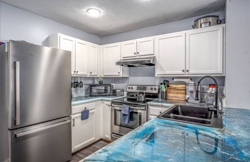 Talbot's Corner House | Music Row Retreat mins to downtown, hot tub