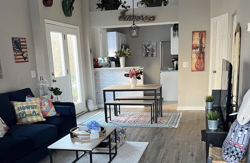 River Glen House | Music theme cutie, in Hip Donelson, 5 min. from world famous Grand Ole Opry.
