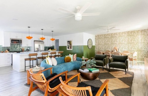 Tempe House | MUSICAL HAVEN|KARAOKE STAGE|JUKEBOX|INSTRUMENTS+!