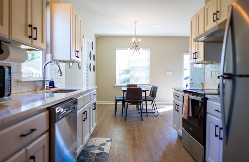 Durham House | Musician Getaway NEW! Duke~King Bed