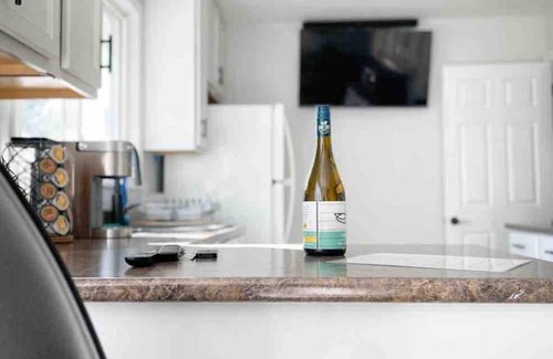 Dartmouth House | Musician's East Coast Bungalow - 10 mins to Downtown