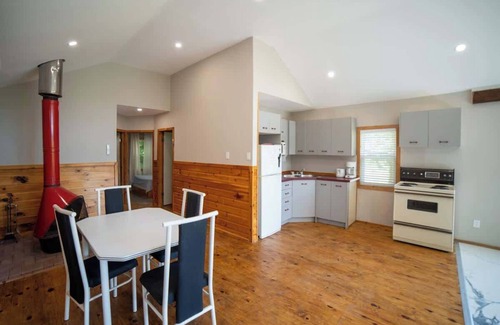 Muskoka Lakes Cottage | Muskoka 2-bedroom Cottage (Pier 100 #10)