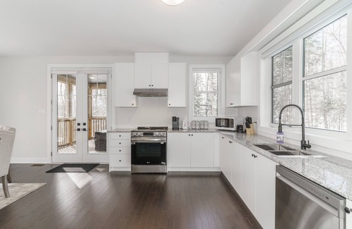 Lake of Bays Cottage | Muskoka Cottage ~ Algonquin ~ Dwight ~ Lake of Bays ~ Blazing Internet ~ SmartTV