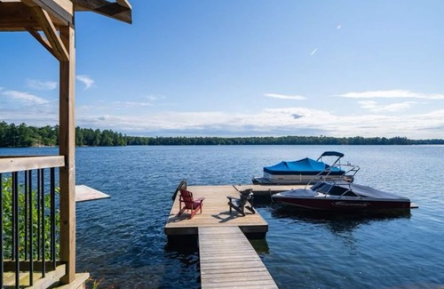 Seguin Cottage | Muskoka Lakefront cottage 3 BR main cottage & 2 BR Bunkie on clear lake