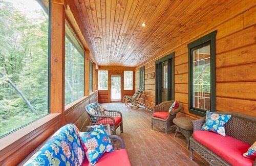 Huntsville Cottage | Muskoka Riverside Log Home