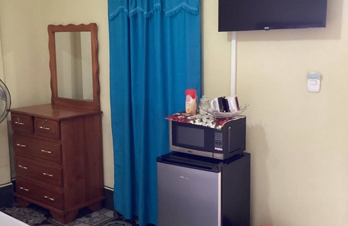 San Benito Cabin | Muy cómoda habitación con cama king y AC y refrigerador y microondas