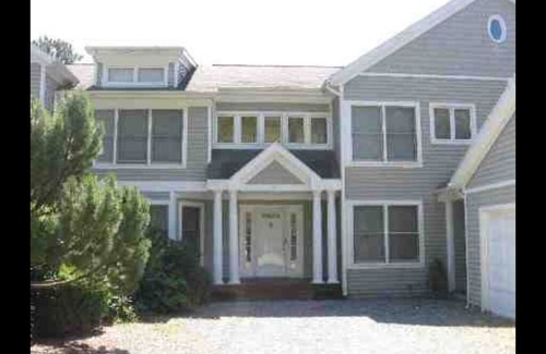 Tisbury House | MV West Chop 3BR Townhouse features Tashmoo Beach, Pool, Tennis & Golf nearby!