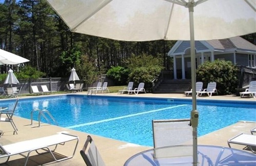 Tisbury House | MV West Chop 3BR Townhouse features Tashmoo Beach, Pool, Tennis & Golf nearby!