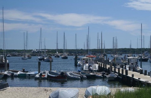 Tisbury House | MV West Chop 3BR Townhouse features Tashmoo Beach, Pool, Tennis & Golf nearby!