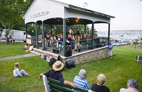 Tisbury House | MV West Chop 3BR Townhouse features Tashmoo Beach, Pool, Tennis & Golf nearby!