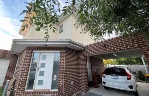 Clayton South House | MVC3 upstairs Shared 3B2B family home