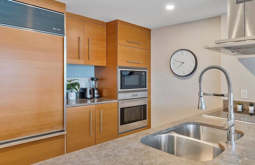 Downtown Miami Apartment | MVR - High-Rise Escape with Spa Access
