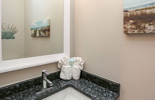 Waterside Village House | MXB West End Cottage 4BR w/Community Pool & Hot Tub Walk to Beach