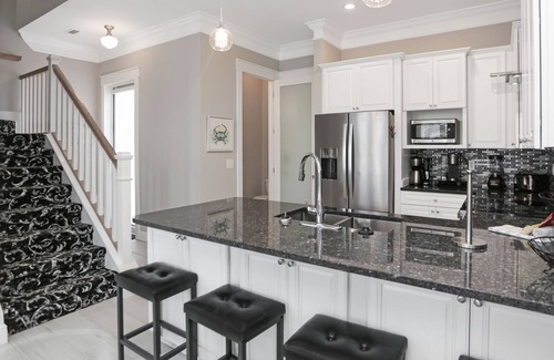Waterside Village House | MXB West End Cottage 4BR w/Community Pool & Hot Tub Walk to Beach