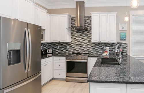 Waterside Village House | MXB West End Cottage 4BR w/Community Pool & Hot Tub Walk to Beach