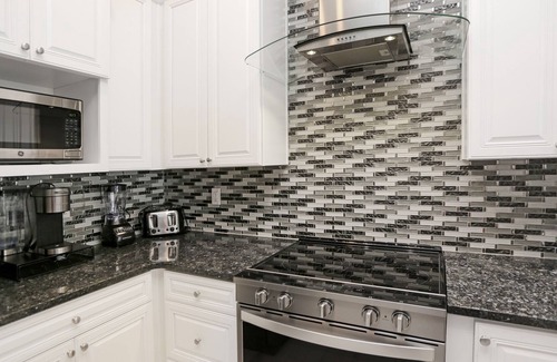 Waterside Village House | MXB West End Cottage 4BR w/Community Pool & Hot Tub Walk to Beach