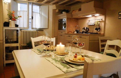 Cortona Old Town Apartment | My house with steam room, theater view, chromtherapy, relaxing music, jacuzzi.