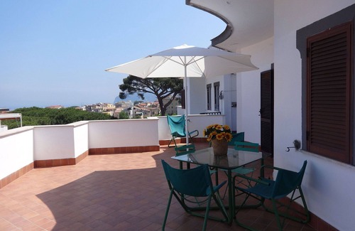 Sorrento Historic Centre Apartment | My Rental Homes - Apartment Snicher with shared pool and bright living room