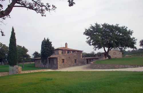 Pienza Villa | My Rental Homes - Villa Monticchiello with pool and garden surrounding the property
