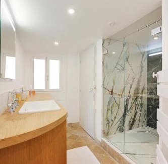 Saint-Germain-des-Pres Apartment | MyKeypers - Deluxe Flat 6P - St Germain des Pres Café de FLORE