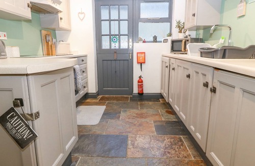 Trefor Cottage | MYNYDD A MOR, pet friendly, character holiday cottage in Trefor