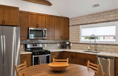 Southside House | Myrinn – Retreat w/Sauna, Stroll to NAU & Brewery